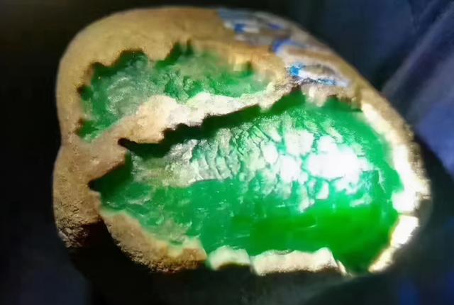 如何挑选翡翠原石色料,翡翠色料价格-第3张图片-翡翠网 如何挑选翡翠原石色料,翡翠色料价格-第3张图片-翡翠网