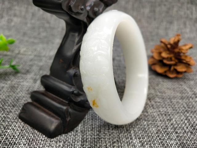 关于翡翠手镯养人还是和田玉手镯养人的信息-第1张图片-翡翠网 关于翡翠手镯养人还是和田玉手镯养人的信息-第1张图片-翡翠网