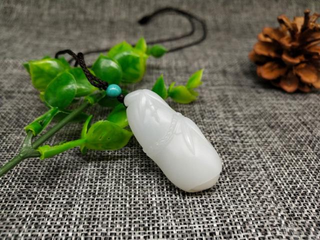 关于翡翠手镯养人还是和田玉手镯养人的信息-第2张图片-翡翠网 关于翡翠手镯养人还是和田玉手镯养人的信息-第2张图片-翡翠网