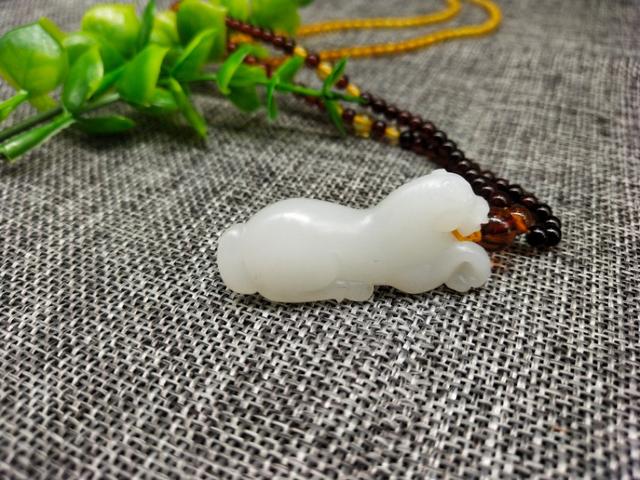 关于翡翠手镯养人还是和田玉手镯养人的信息-第3张图片-翡翠网 关于翡翠手镯养人还是和田玉手镯养人的信息-第3张图片-翡翠网