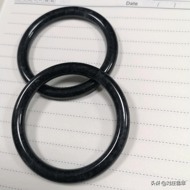 翡翠里面有黑色杂质,黑色天然翡翠手镯-第5张图片-翡翠网 翡翠里面有黑色杂质,黑色天然翡翠手镯-第5张图片-翡翠网