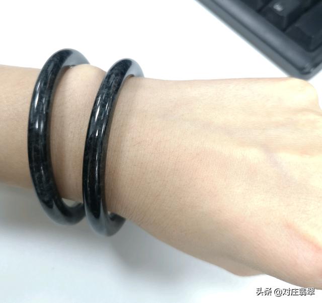 翡翠里面有黑色杂质,黑色天然翡翠手镯-第6张图片-翡翠网 翡翠里面有黑色杂质,黑色天然翡翠手镯-第6张图片-翡翠网