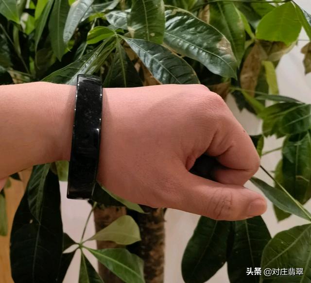 翡翠里面有黑色杂质,黑色天然翡翠手镯-第7张图片-翡翠网 翡翠里面有黑色杂质,黑色天然翡翠手镯-第7张图片-翡翠网