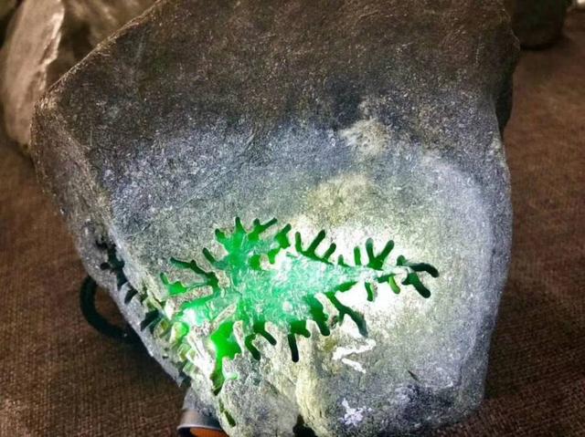 冰果绿翡翠原石值钱吗,翡翠原石皮子下面有干绿-第1张图片-翡翠网 冰果绿翡翠原石值钱吗,翡翠原石皮子下面有干绿-第1张图片-翡翠网