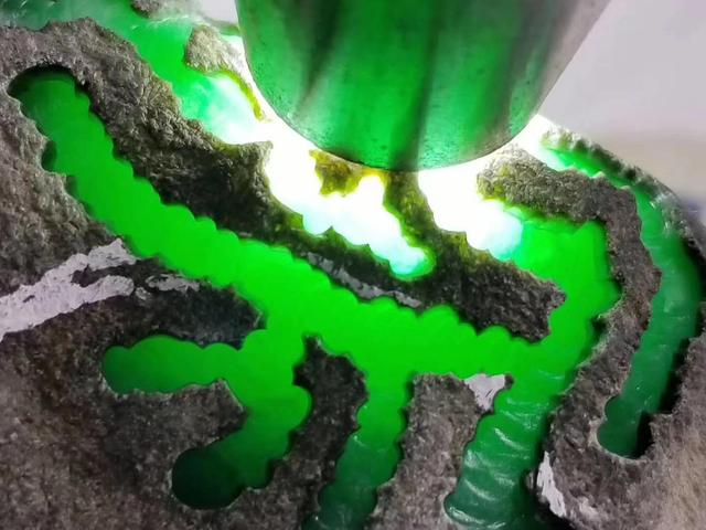 冰果绿翡翠原石值钱吗,翡翠原石皮子下面有干绿-第2张图片-翡翠网 冰果绿翡翠原石值钱吗,翡翠原石皮子下面有干绿-第2张图片-翡翠网