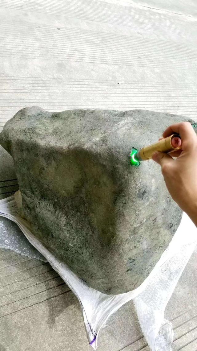 冰果绿翡翠原石值钱吗,翡翠原石皮子下面有干绿-第4张图片-翡翠网 冰果绿翡翠原石值钱吗,翡翠原石皮子下面有干绿-第4张图片-翡翠网