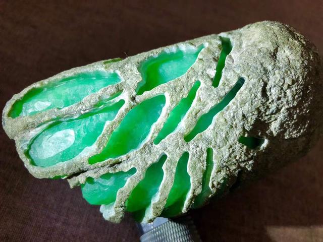 冰果绿翡翠原石值钱吗,翡翠原石皮子下面有干绿-第5张图片-翡翠网 冰果绿翡翠原石值钱吗,翡翠原石皮子下面有干绿-第5张图片-翡翠网