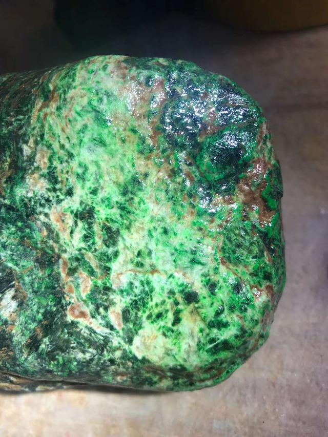 冰果绿翡翠原石值钱吗,翡翠原石皮子下面有干绿-第6张图片-翡翠网 冰果绿翡翠原石值钱吗,翡翠原石皮子下面有干绿-第6张图片-翡翠网