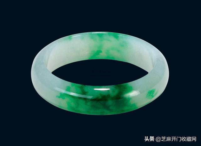 镯子带那个手好,翡翠手镯佩戴哪只手-第1张图片-翡翠网 镯子带那个手好,翡翠手镯佩戴哪只手-第1张图片-翡翠网