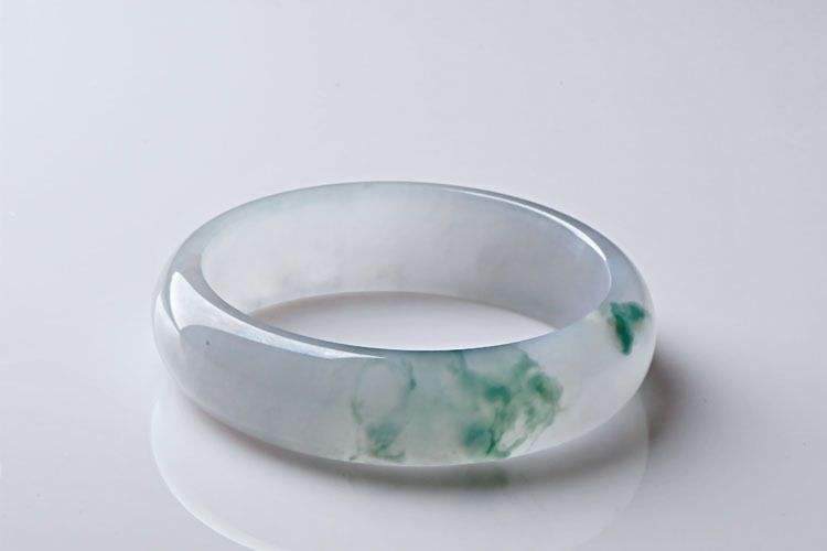 翡翠手镯描述语言5000左右的糯种手镯-第1张图片-翡翠网 翡翠手镯描述语言5000左右的糯种手镯-第1张图片-翡翠网