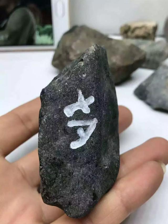 翡翠原石的价位黑色冰种翡翠原石-第1张图片-翡翠网 翡翠原石的价位黑色冰种翡翠原石-第1张图片-翡翠网