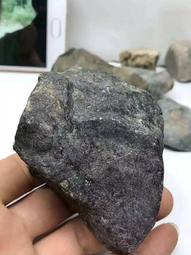 翡翠原石的价位黑色冰种翡翠原石-第2张图片-翡翠网 翡翠原石的价位黑色冰种翡翠原石-第2张图片-翡翠网