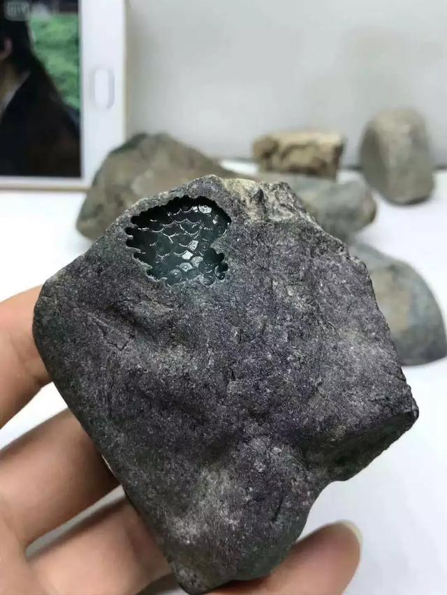 翡翠原石的价位黑色冰种翡翠原石-第3张图片-翡翠网 翡翠原石的价位黑色冰种翡翠原石-第3张图片-翡翠网