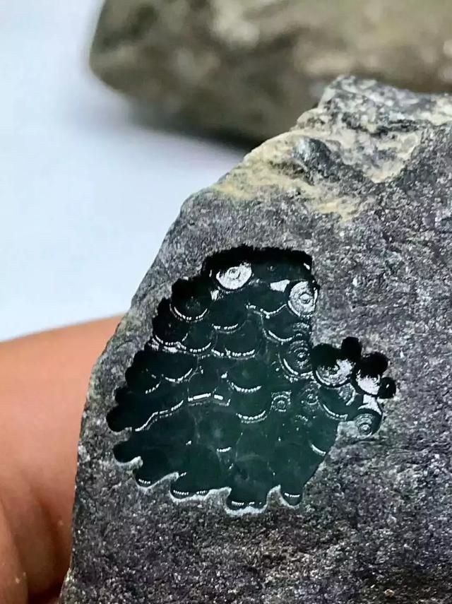 翡翠原石的价位黑色冰种翡翠原石-第4张图片-翡翠网 翡翠原石的价位黑色冰种翡翠原石-第4张图片-翡翠网