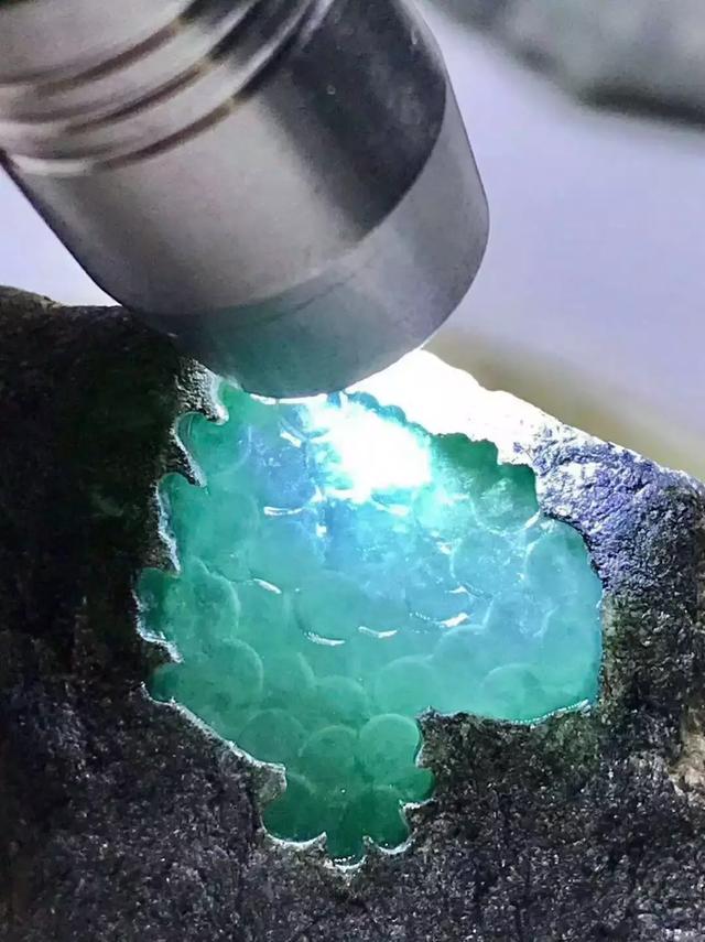 翡翠原石的价位黑色冰种翡翠原石-第5张图片-翡翠网 翡翠原石的价位黑色冰种翡翠原石-第5张图片-翡翠网