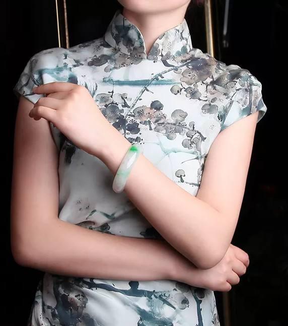 辟邪用翡翠还是和田玉,女士手镯带翡翠还是和田玉-第1张图片-翡翠网 辟邪用翡翠还是和田玉,女士手镯带翡翠还是和田玉-第1张图片-翡翠网