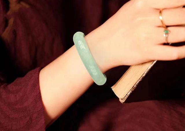 辟邪用翡翠还是和田玉,女士手镯带翡翠还是和田玉-第3张图片-翡翠网 辟邪用翡翠还是和田玉,女士手镯带翡翠还是和田玉-第3张图片-翡翠网