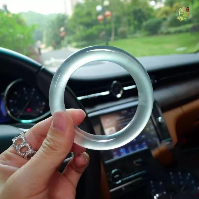 辟邪用翡翠还是和田玉,女士手镯带翡翠还是和田玉-第4张图片-翡翠网 辟邪用翡翠还是和田玉,女士手镯带翡翠还是和田玉-第4张图片-翡翠网