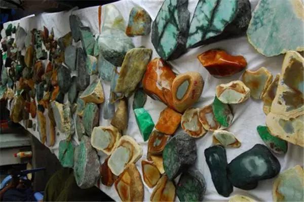 天津翡翠原石全赌,天津翡翠原石批发地-第5张图片-翡翠网 天津翡翠原石全赌,天津翡翠原石批发地-第5张图片-翡翠网