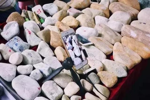 天津翡翠原石全赌,天津翡翠原石批发地-第8张图片-翡翠网 天津翡翠原石全赌,天津翡翠原石批发地-第8张图片-翡翠网