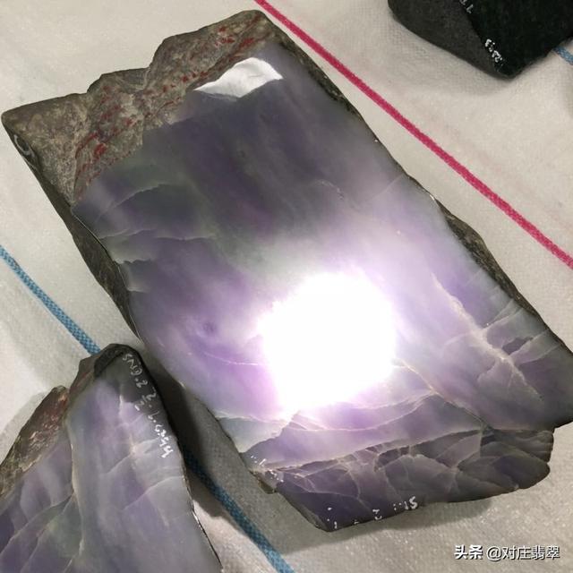 翡翠原石真假冒充翡翠原石的几种石头-第4张图片-翡翠网 翡翠原石真假冒充翡翠原石的几种石头-第4张图片-翡翠网