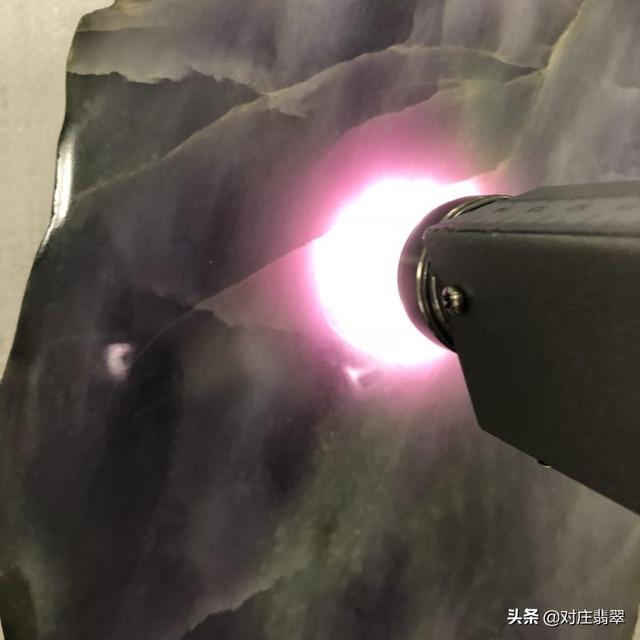 翡翠原石真假冒充翡翠原石的几种石头-第6张图片-翡翠网 翡翠原石真假冒充翡翠原石的几种石头-第6张图片-翡翠网