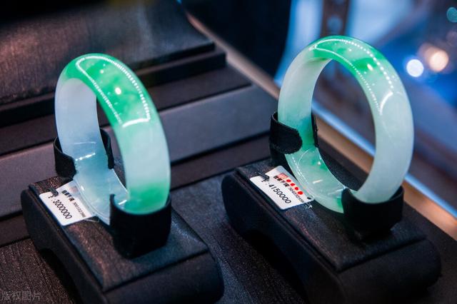 白底翡翠手镯上有墨绿色的的简单介绍-第2张图片-翡翠网 白底翡翠手镯上有墨绿色的的简单介绍-第2张图片-翡翠网