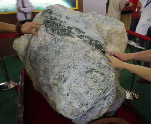 原石翡翠赌石最全面知识说解的简单介绍-第1张图片-翡翠网 原石翡翠赌石最全面知识说解的简单介绍-第1张图片-翡翠网