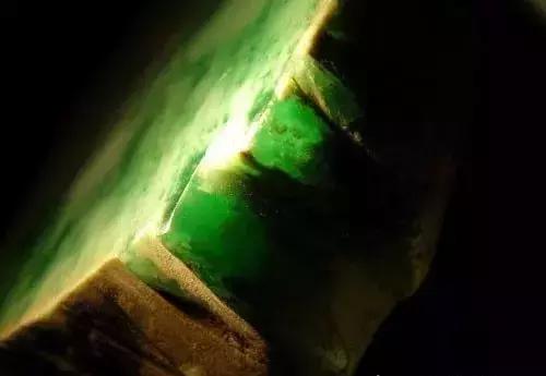 翡翠原石水翻砂好不好,翡翠黑皮壳原石-第2张图片-翡翠网 翡翠原石水翻砂好不好,翡翠黑皮壳原石-第2张图片-翡翠网