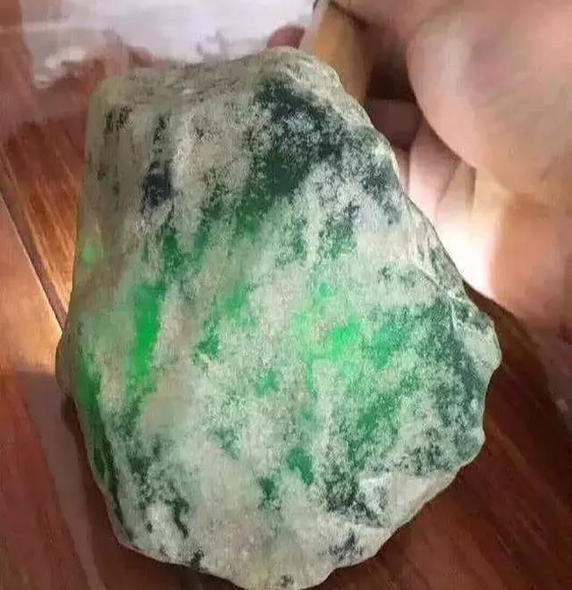 翡翠原石水翻砂好不好,翡翠黑皮壳原石-第4张图片-翡翠网 翡翠原石水翻砂好不好,翡翠黑皮壳原石-第4张图片-翡翠网