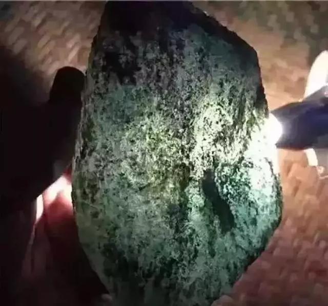 翡翠原石水翻砂好不好,翡翠黑皮壳原石-第5张图片-翡翠网 翡翠原石水翻砂好不好,翡翠黑皮壳原石-第5张图片-翡翠网