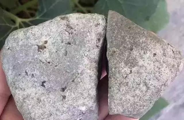 翡翠原石水翻砂好不好,翡翠黑皮壳原石-第7张图片-翡翠网 翡翠原石水翻砂好不好,翡翠黑皮壳原石-第7张图片-翡翠网