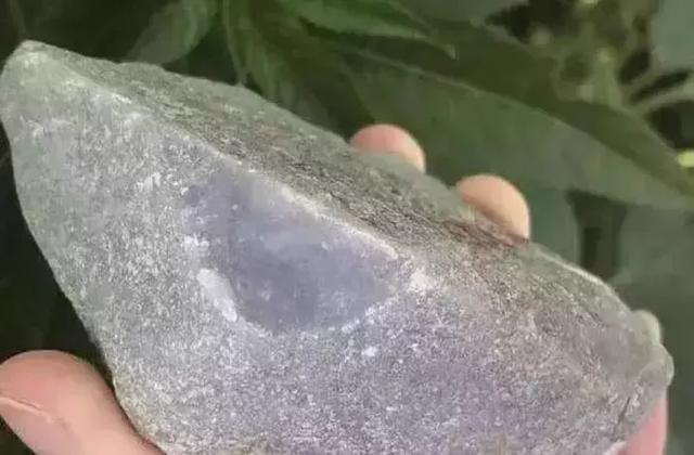 翡翠原石水翻砂好不好,翡翠黑皮壳原石-第8张图片-翡翠网 翡翠原石水翻砂好不好,翡翠黑皮壳原石-第8张图片-翡翠网