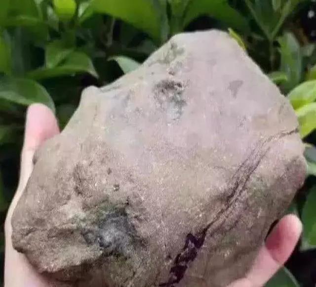 翡翠原石水翻砂好不好,翡翠黑皮壳原石-第9张图片-翡翠网 翡翠原石水翻砂好不好,翡翠黑皮壳原石-第9张图片-翡翠网