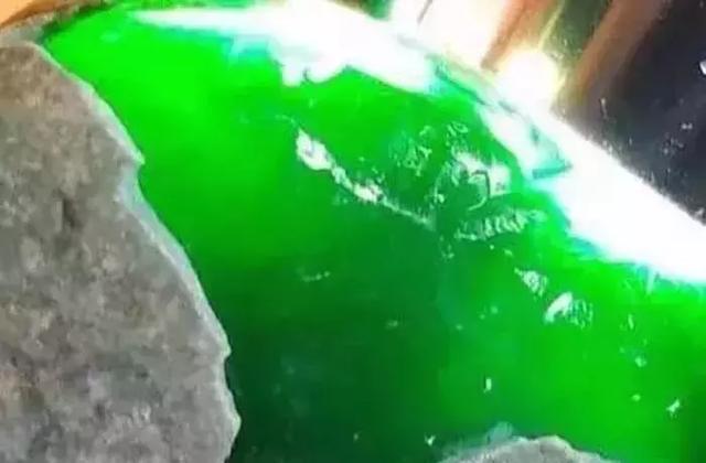 翡翠原石水翻砂好不好,翡翠黑皮壳原石-第10张图片-翡翠网 翡翠原石水翻砂好不好,翡翠黑皮壳原石-第10张图片-翡翠网