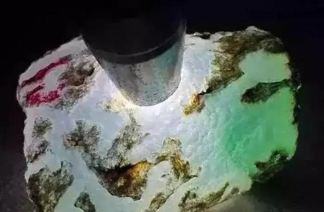 翡翠原石水翻砂好不好,翡翠黑皮壳原石-第12张图片-翡翠网 翡翠原石水翻砂好不好,翡翠黑皮壳原石-第12张图片-翡翠网