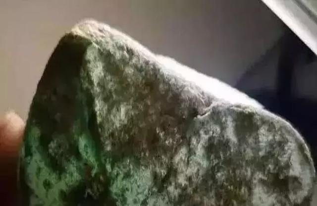 翡翠原石水翻砂好不好,翡翠黑皮壳原石-第13张图片-翡翠网 翡翠原石水翻砂好不好,翡翠黑皮壳原石-第13张图片-翡翠网