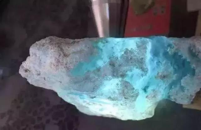 翡翠原石水翻砂好不好,翡翠黑皮壳原石-第14张图片-翡翠网 翡翠原石水翻砂好不好,翡翠黑皮壳原石-第14张图片-翡翠网