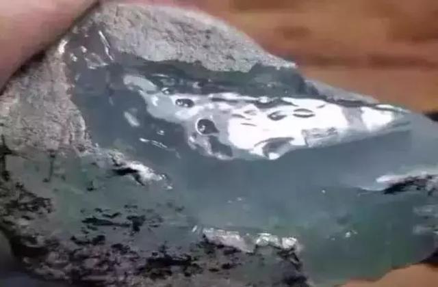 翡翠原石水翻砂好不好,翡翠黑皮壳原石-第15张图片-翡翠网 翡翠原石水翻砂好不好,翡翠黑皮壳原石-第15张图片-翡翠网
