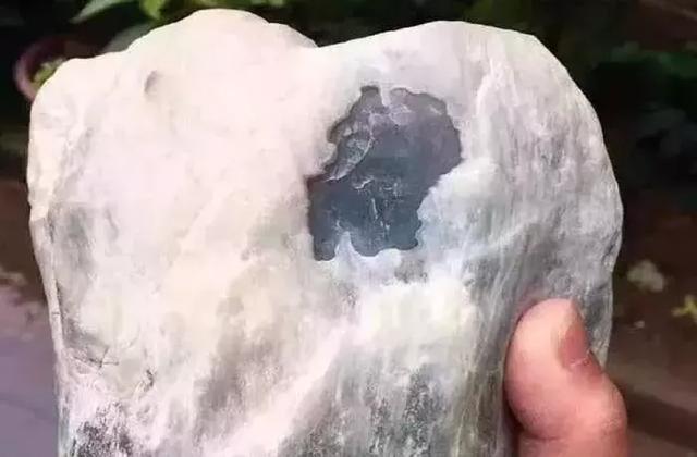 翡翠原石水翻砂好不好,翡翠黑皮壳原石-第16张图片-翡翠网 翡翠原石水翻砂好不好,翡翠黑皮壳原石-第16张图片-翡翠网