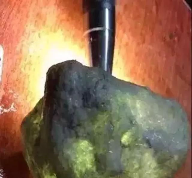 翡翠原石水翻砂好不好,翡翠黑皮壳原石-第17张图片-翡翠网 翡翠原石水翻砂好不好,翡翠黑皮壳原石-第17张图片-翡翠网