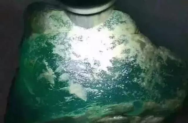 翡翠原石水翻砂好不好,翡翠黑皮壳原石-第18张图片-翡翠网 翡翠原石水翻砂好不好,翡翠黑皮壳原石-第18张图片-翡翠网