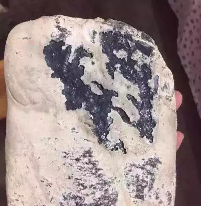 翡翠原石水翻砂好不好,翡翠黑皮壳原石-第19张图片-翡翠网 翡翠原石水翻砂好不好,翡翠黑皮壳原石-第19张图片-翡翠网