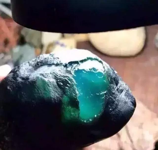 翡翠原石水翻砂好不好,翡翠黑皮壳原石-第20张图片-翡翠网 翡翠原石水翻砂好不好,翡翠黑皮壳原石-第20张图片-翡翠网