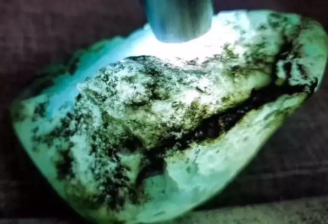 翡翠原石水翻砂好不好,翡翠黑皮壳原石-第21张图片-翡翠网 翡翠原石水翻砂好不好,翡翠黑皮壳原石-第21张图片-翡翠网