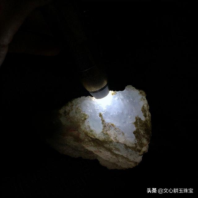 翡翠赌石的癣,翡翠原石冰蓝癣是什么-第1张图片-翡翠网 翡翠赌石的癣,翡翠原石冰蓝癣是什么-第1张图片-翡翠网