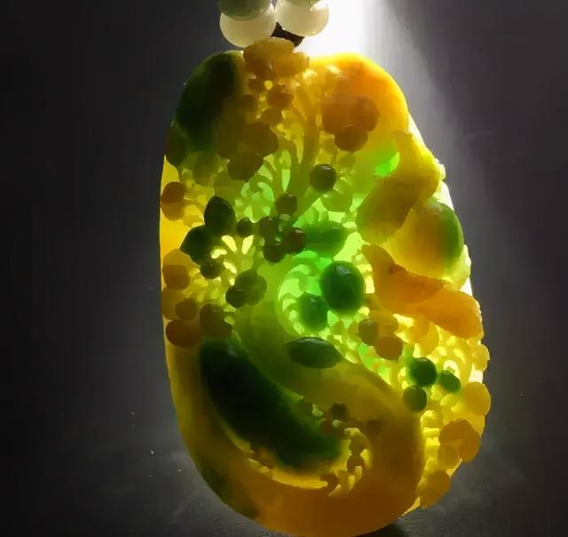 翡翠小原石去皮翡翠剥皮原石视频-第7张图片-翡翠网 翡翠小原石去皮翡翠剥皮原石视频-第7张图片-翡翠网