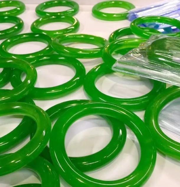 冰种翡翠手镯一万元翡翠手镯批发-第1张图片-翡翠网 冰种翡翠手镯一万元翡翠手镯批发-第1张图片-翡翠网