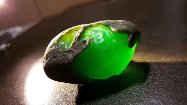 关于翡翠原石毛料图片的信息-第1张图片-翡翠网 关于翡翠原石毛料图片的信息-第1张图片-翡翠网