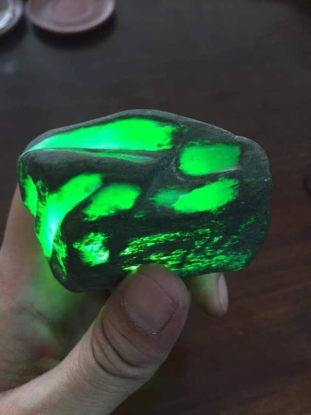 宝马翡翠原石切盘翡翠能盘玩出效果吗-第2张图片-翡翠网 宝马翡翠原石切盘翡翠能盘玩出效果吗-第2张图片-翡翠网